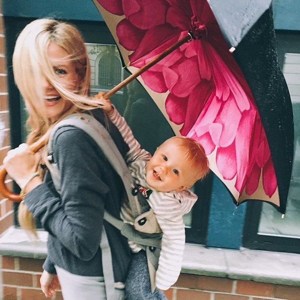 Поехала сегодня по магазинам. Хотела купить красивое платье,туфли и чулки. Купила: детские джинсы, ботиночки, свитер, рубашку и игрушечный трактор.  А себе  Себе носки. 