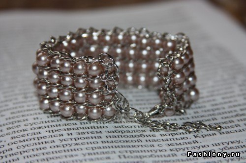 Браслет из цепочек и бусин