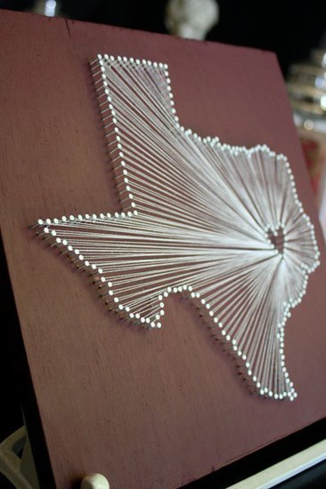 Декоративное панно в форме государства с сердцем в любимом городе или городе, в котором живет любимый человек.