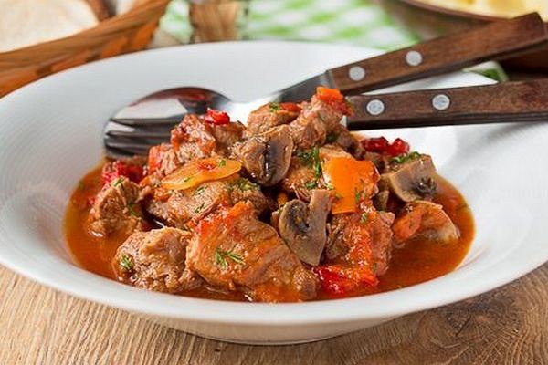Мясо, тушеное с шампиньонами и сладким перцем.