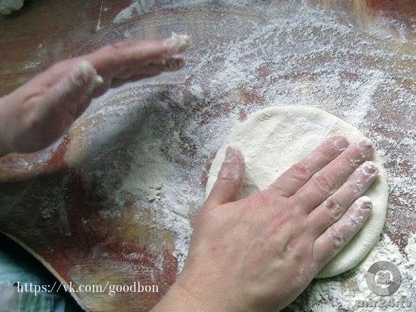 Печеночные оладьи в сметанном соусе