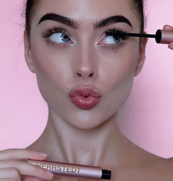 Кто считает, что лучше накрасить свои реснички, чем нарастить искусственные Много нас