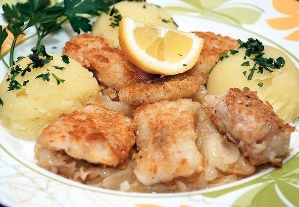 Жареный минтай с луком