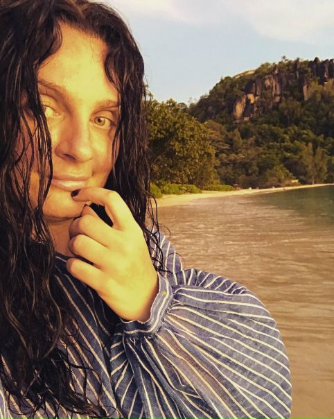 Елена Ваенга поделилась снимком без макияжа с Сейшел!