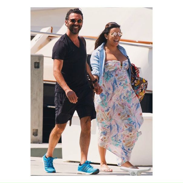 Цветочная и счастливая Ева Лонгория с мужем Хосе Бастоном в Майями. Совсем скоро у пары родится первенец.