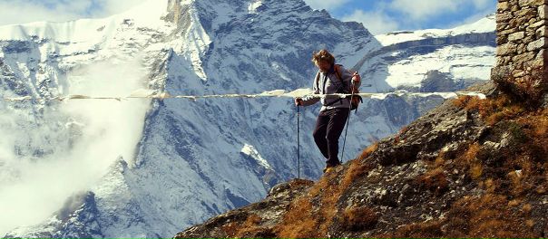 ....Опускаюсь на снег, от усталости тяжёлый, как камень. Отдохнуть хоть самую малость, забыть обо всем. Но здесь не отдыхают. Я выработан и опустошён до предела… Ещё полчаса — и мне конец…