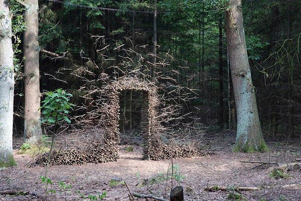 Немецкий скульптор и дизайнер Корнелия Конрадс (Cornelia Konrads) известна своими работами, сделанными в разных жанрах, в том числе в лэнд-арте. Ее творения, которые можно встретить в садах и парках, отличаются необычностью. Часто она для этого использует эффект невесомости, когда элементы композиции как будто парят в воздухе. Немецкий скульптор и дизайнер Корнелия Конрадс (Cornelia Konrads) известна своими работами, сделанными в разных жанрах, в том числе в лэнд-арте. Ее творения, которые можно встретить в садах и парках, отличаются необычностью. Часто она для этого использует эффект невесомости, когда элементы композиции как будто парят в воздухе.