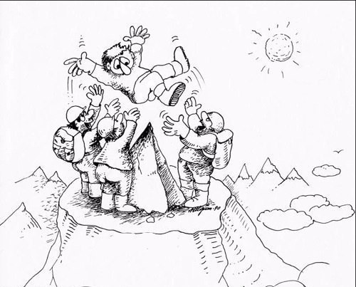 Опытный проводник с улыбкой обращается к туристам в горах: 