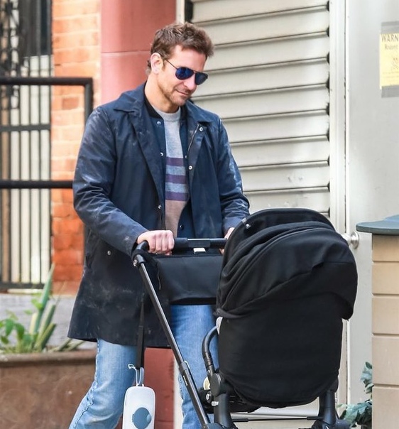 Брэдли Купер на прогулке с дочкой! 