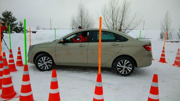 Проверяем участников на аккуратность вождения. Все команды показывают свое мастерство. 