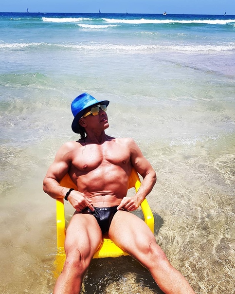 Тарзан продолжает демонстрировать свою сексуальную фигуру!