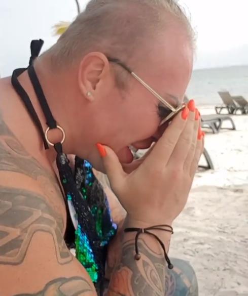 А как вы считаете, Александру Шпаку идет маникюр