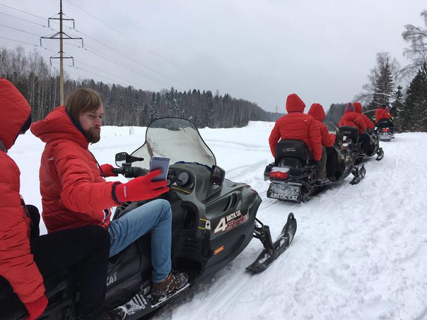 По снежной пелене наши участники мчатся на снегоходах к следующему заданию. 