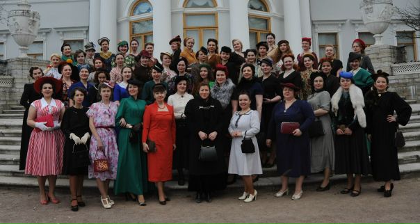 После показа в Летнем саду мы переместились в ЦПКиО им. С.М.Кирова для официальной фотосессии участниц. Доехали не все, но в этих погодных условиях это простительно и понятно. Итак, часть прекрасных нас (фотограф - Спрожецкая ) После показа в Летнем саду мы переместились в ЦПКиО им. С.М.Кирова для официальной фотосессии участниц. Доехали не все, но в этих погодных условиях это простительно и понятно. Итак, часть прекрасных нас (фотограф - Спрожецкая )