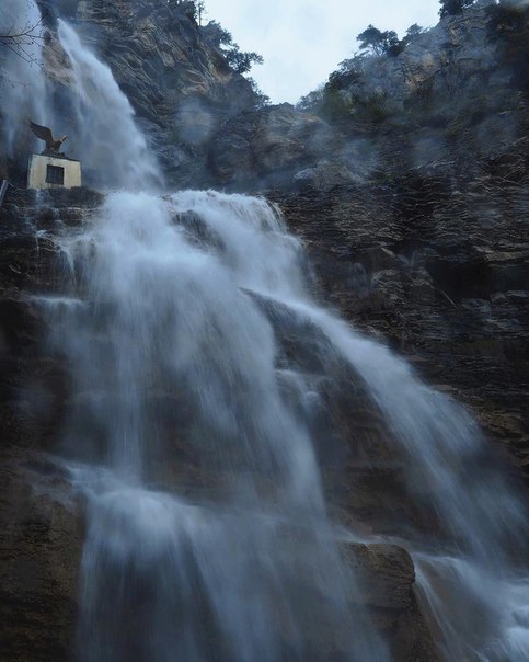 Учан-Су особенно хорош в пасмурную погоду и дождь. Если соберётесь ехать на этот водопад именно в такую погоду, то он предстанет перед вами во всем своём великолепии.
