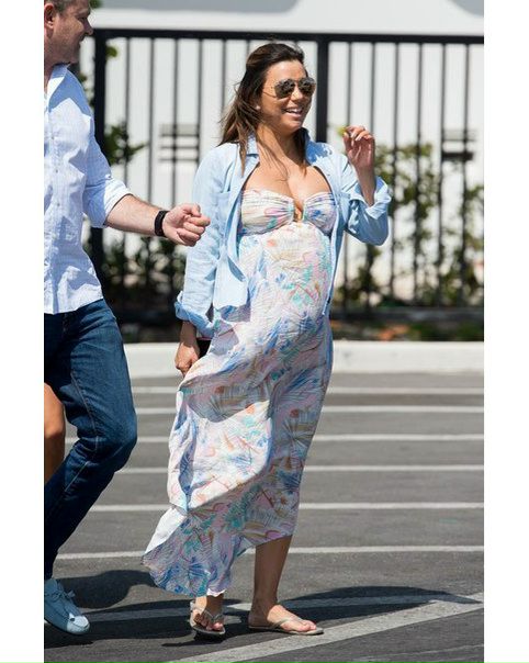 Беременная Ева Лонгория с мамой и мужем в Майами.