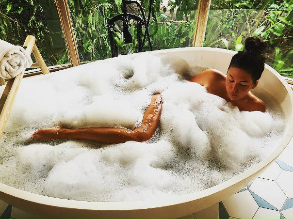 Ирина Дубцова поделилась горячим снимком из ванной!