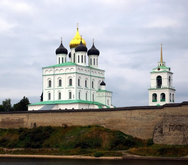 Свято-Троицкий Кафедральный Собор во Пскове — первый на Руси храм во имя Святой Троицы. Псковичи твёрдо верили, что всё благое для них совершается 