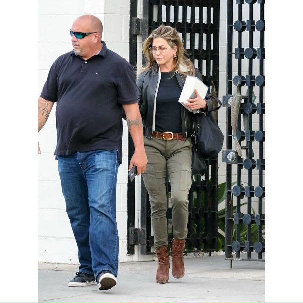 Дженнифер Энистон даже в салон красоты с охранником ходит! 