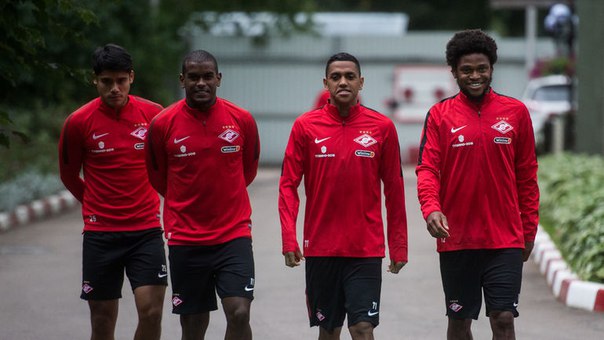 Сколько жмут футболисты 