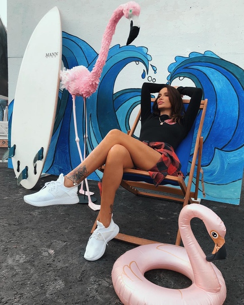 Айза Долматова похвасталась длинными ножками!