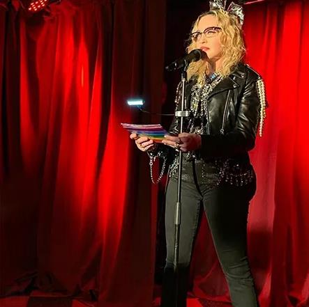 А как вы считаете, Мадонна преобразилась с новыми ягодицами или стала выглядеть хуже