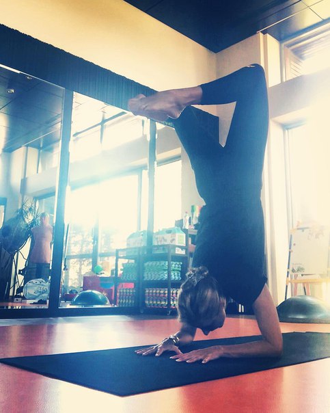 Татьяна Навка продемонстрировала стойку на голове! 