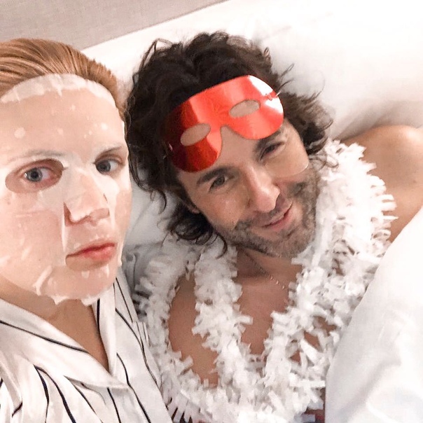 Андрей Малахов поделился постельным снимком.