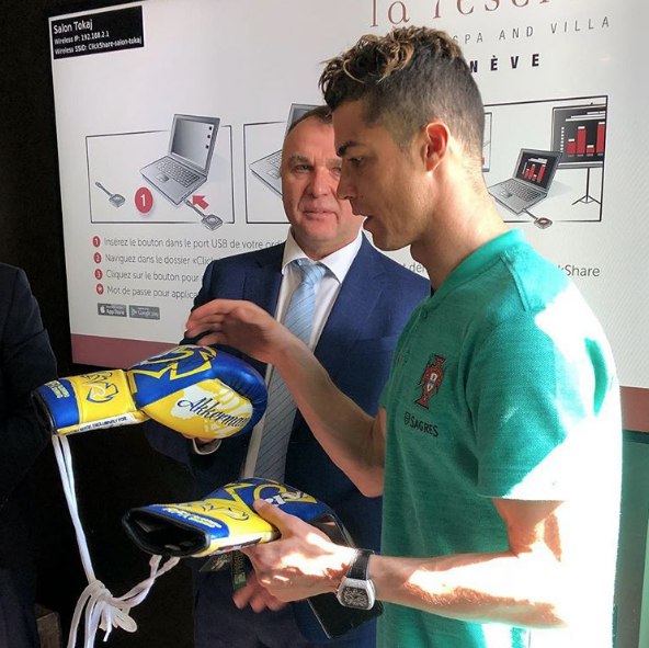 Криштиану Роналду получил подарок от Ломаченко 