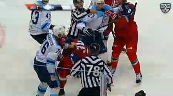 Первая драка сезона и первый нокдаун в КХЛ  Берем попкорн и смотрим 