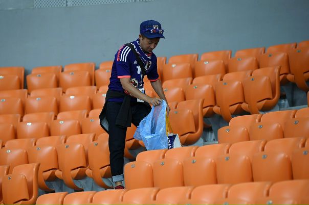 Японские болельщики убирают за собой после матча с Сенегалом #Ф2018