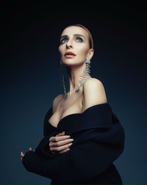 Екатерина Варнава чуть не засветила грудь.