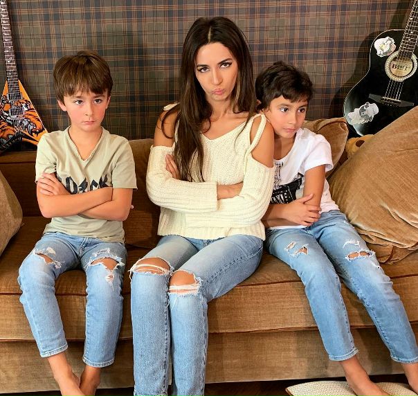 Зара явно одевает своих детей в разнообразную одежду.