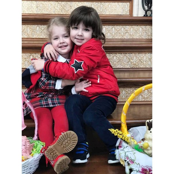 Многие звёзды проводят этот день с семьёй и делятся яркими фотографиями. 