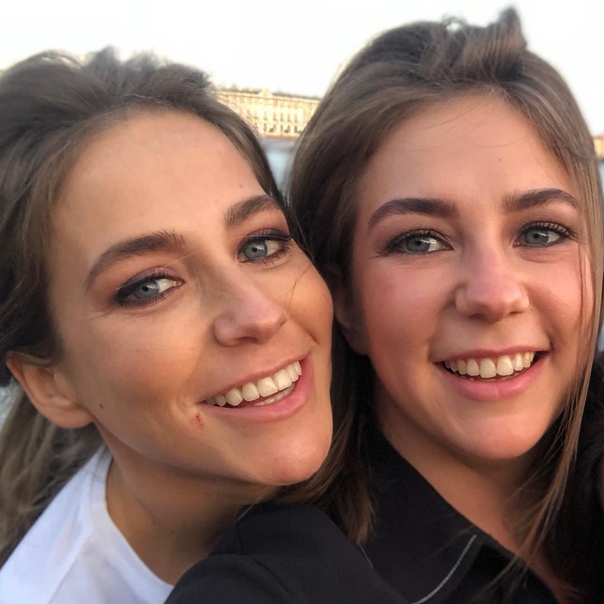 Юлия Барановская с младшей сестрой.