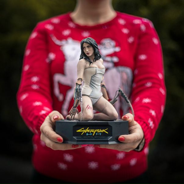 В качестве подарка на День святителя Николая все сотрудники CD Projekt RED получили сегодня вот такую фигурку Cyberpunk 2077. 