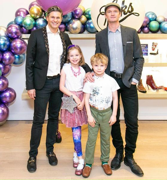 Актер Нил Патрик Харрис с мужем и детьми на мероприятии.