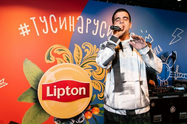 Специально для проекта #ТУСИНАРУСИ популярный российский исполнитель FEDUK записал по-настоящему модный летний трек, сочетающий в себе танцевальный прямой бит и звучание русских народных инструментов. 