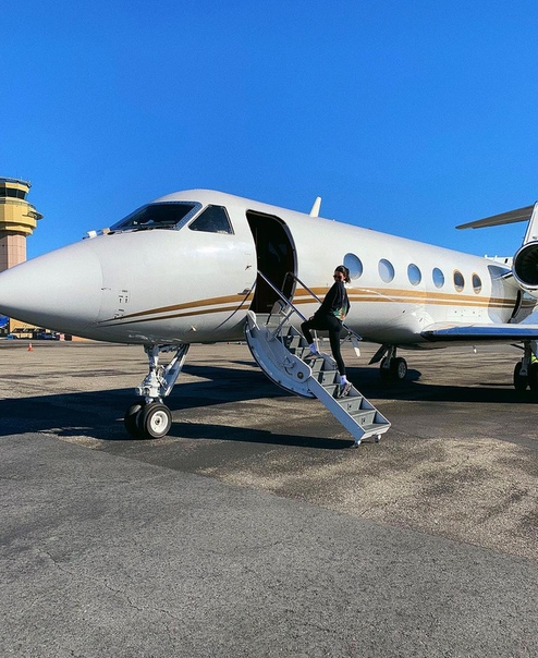 Новый, личный самолет Кендал Дженнер.