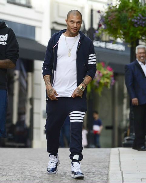 «Самый красивый преступник» хочет купить у бывшей жены право опеки над сыном. 