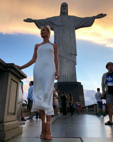 Елена Летучая носит платье без лифчика!