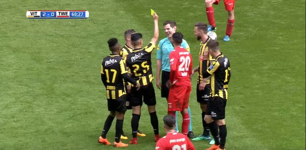 Арбитр сбил игрока 