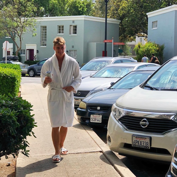 Сексуальный Алексей Воробьев ходит по улицам в халате! 