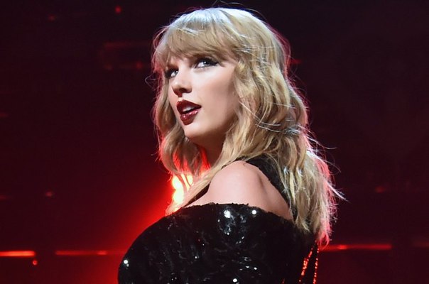 Фанат Тейлор Свифт пробрался к ней в дом, принял душ и лег спать!