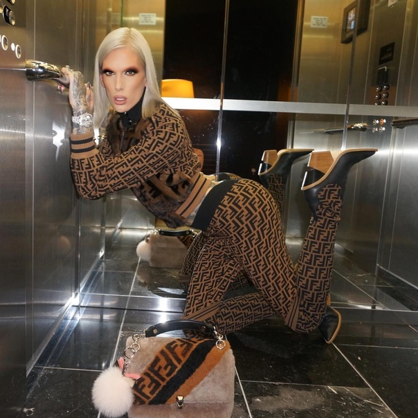 Джеффри Стар продемонстрировал попку! 