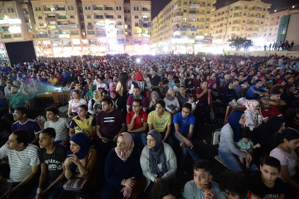 Весь Каир замер сейчас у экранов и смотрит матч группы А между #RUS и #EGY