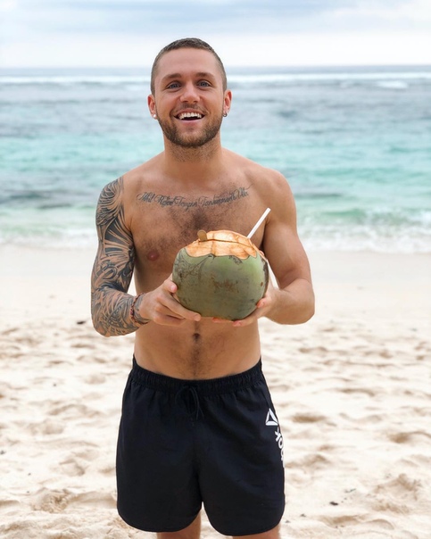 Ммм, а не к Дакоте прилетел