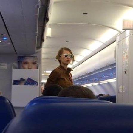 Виктория Боня после расставания с отцом своей дочки... теперь летает в экономе.