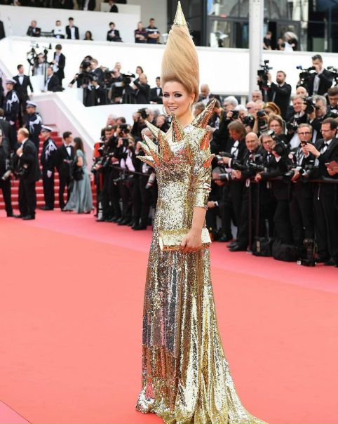 Лена Ленина продолжает рассказывать о том, как своей прической зарабатывает миллионы!