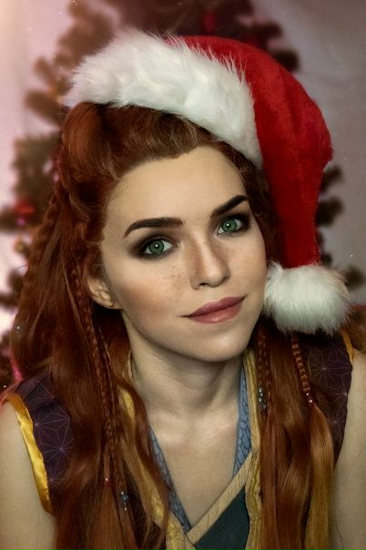 С наступающим всех поздравляет и  Ривийская в образе Элой и Цири.